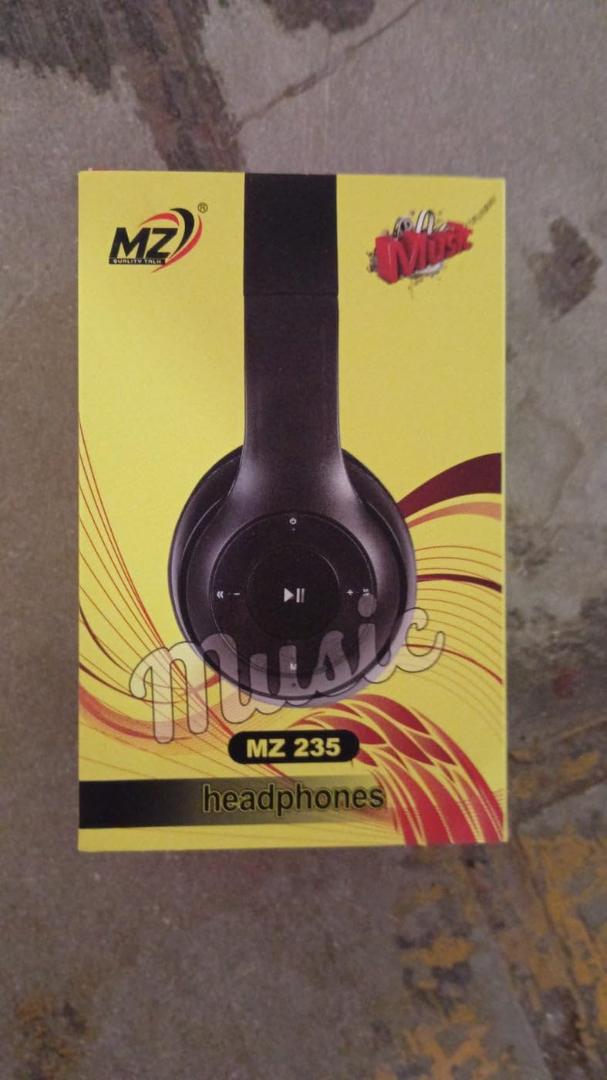 Beat's Wireless Over-Ear Headphones with Microphone - Black